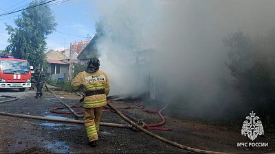 В Челябинске ликвидировали пожар в частном доме