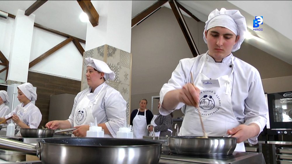 Юные повара участвуют в проекте «Высокая кухня и сервис»