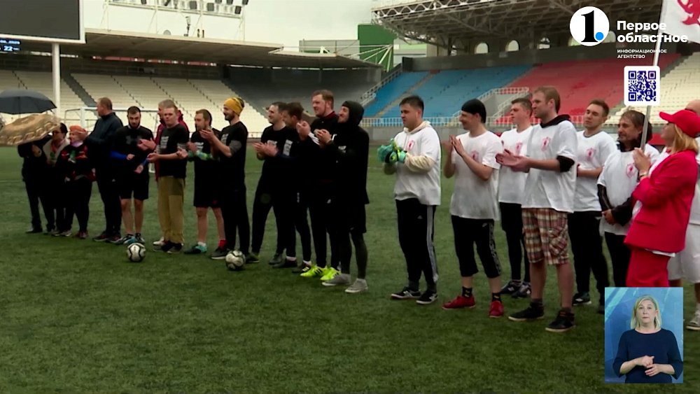 По Станиславскому? Актеры театров Челябинска разыграли футбольный мяч