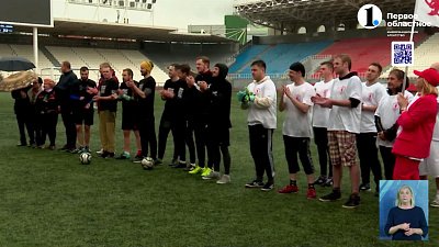 По Станиславскому? Актеры театров Челябинска разыграли футбольный мяч