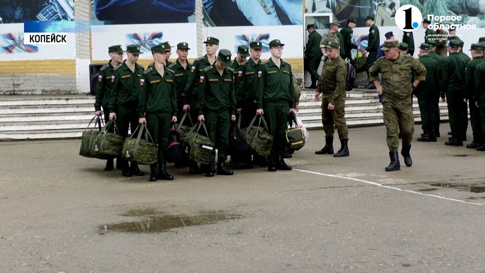На Дальний Восток отправился эшелон с призывниками