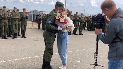 На полигоне в Чебаркуле молодой человек сделал предложение своей девушке