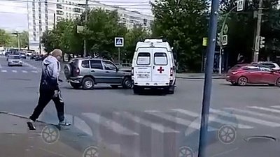 В Челябинске на одном перекрестке произошло сразу две аварии