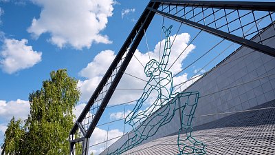 В Сатке у Ледовой арены установлены фигуры хоккеиста и фигуристки