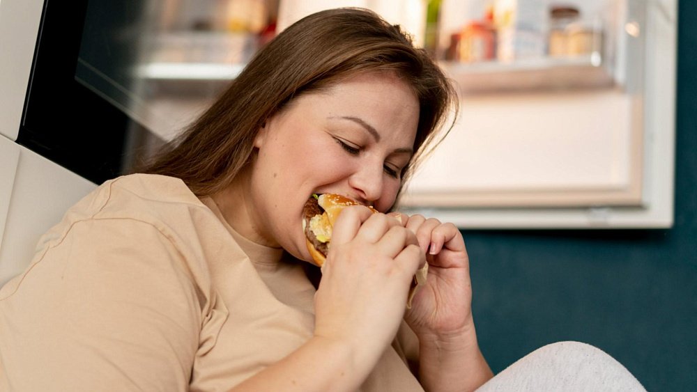 Что может скрываться за компульсивным перееданием