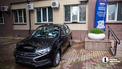 В Челябинске награжденной президентом многодетной семье подарили новую машину