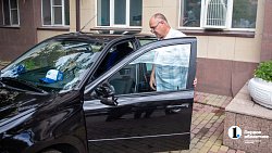 В Челябинске награжденной президентом многодетной семье подарили новую машину