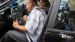 В Челябинске награжденной президентом многодетной семье подарили новую машину