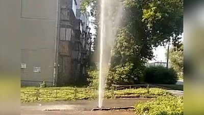 В Магнитогорске из-под земли вновь забил коммунальный фонтан