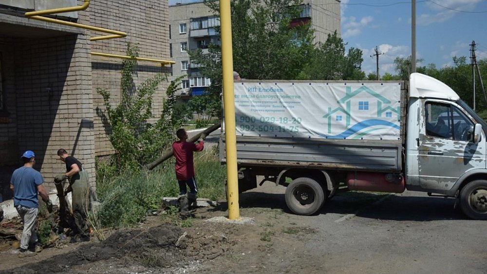 Жители Троицка пожаловались на очистку подвала дома от канализационных стоков