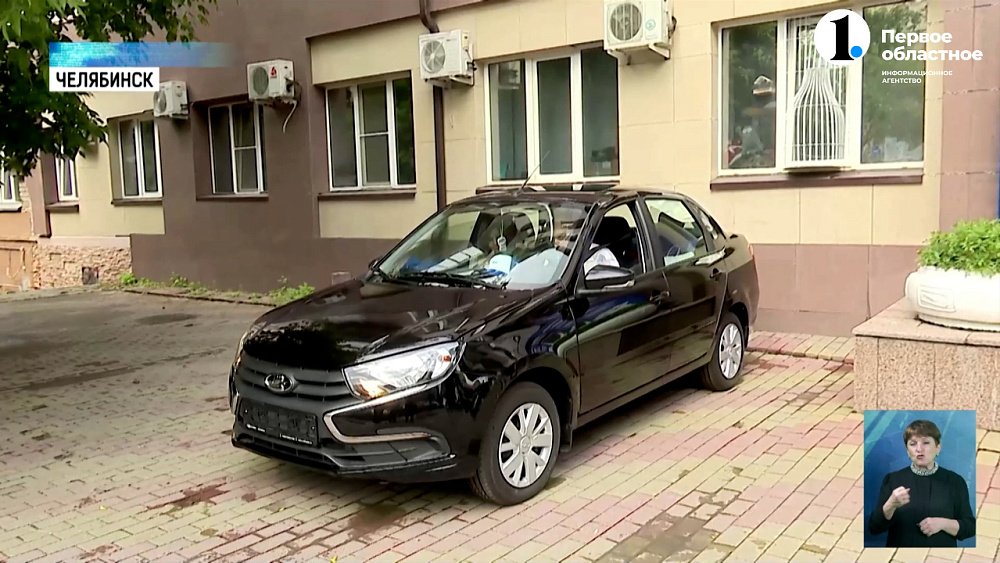 Многодетной семье подарили автомобиль