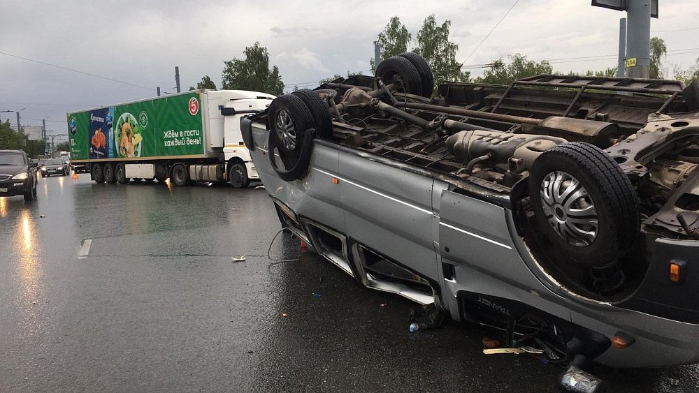 Девять человек пострадали в ДТП с переворотом микроавтобуса в Челябинске