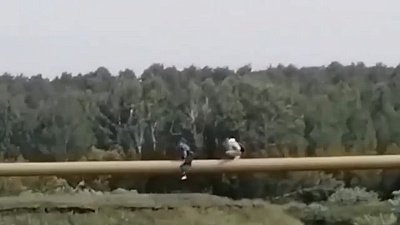 В Челябинске дети ползли по газовой трубе над рекой