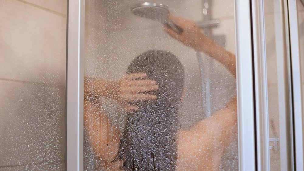Врачи советуют отказаться от привычки мочиться в душе