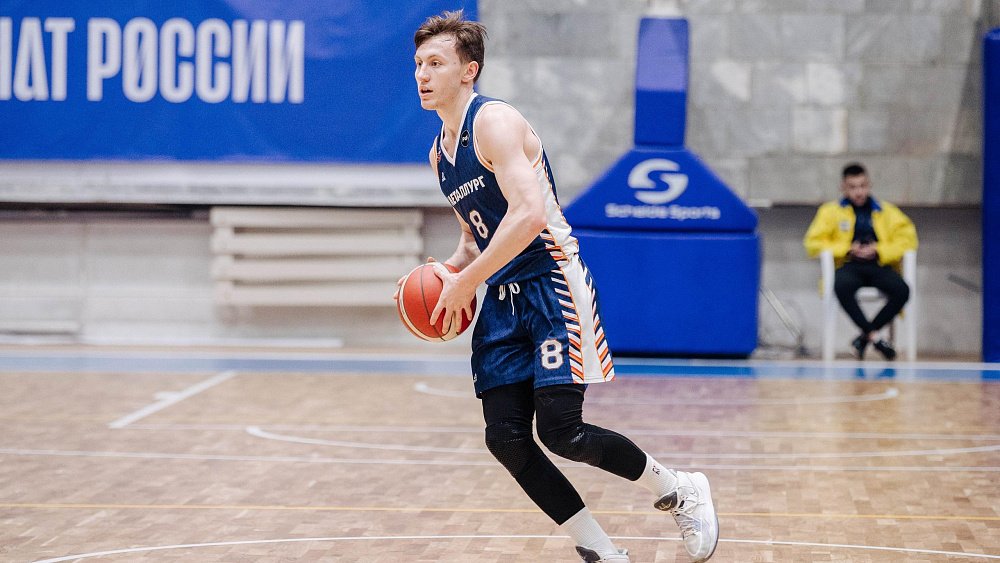 Баскетбольный клуб «Металлург» продлил контракт с разыгрывающим Матвеем Погониным