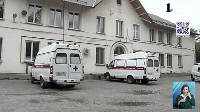 Мужчина накинулся с кулаками на медиков