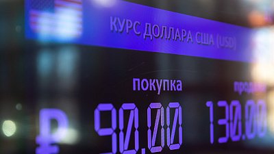 Рубль ослаб на четверть: стоит ли челябинцам покупать валюту