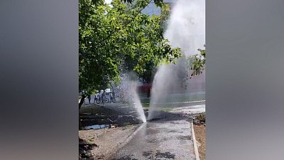 В Челябинске забил коммунальный фонтан