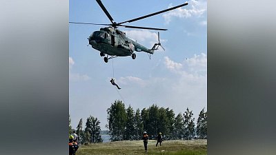 В Челябинской области спасатели провели тренировку по беспарашютному десантированию