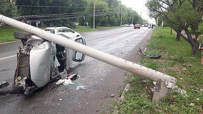 В Челябинске электроопора упала на машину после ДТП