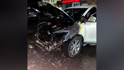 В Копейске загорелся автомобиль на парковке