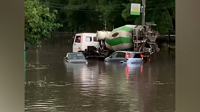 В Челябинске улицу Салютную затопило после дождя
