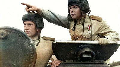 Нейросети раскрасили уникальные кадры челябинской военной хроники