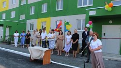 Почти 100 семей переехали в новые квартиры из аварийного жилья в Челябинской области