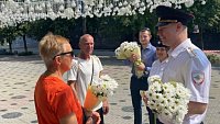 В Челябинске полицейские подарили прохожим букеты ромашек