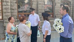 В Челябинске полицейские подарили прохожим букеты ромашек