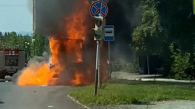 В Озерске загорелся припаркованный грузовик