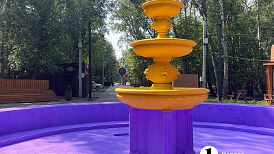 В Челябинске появился фонтан необычного цвета