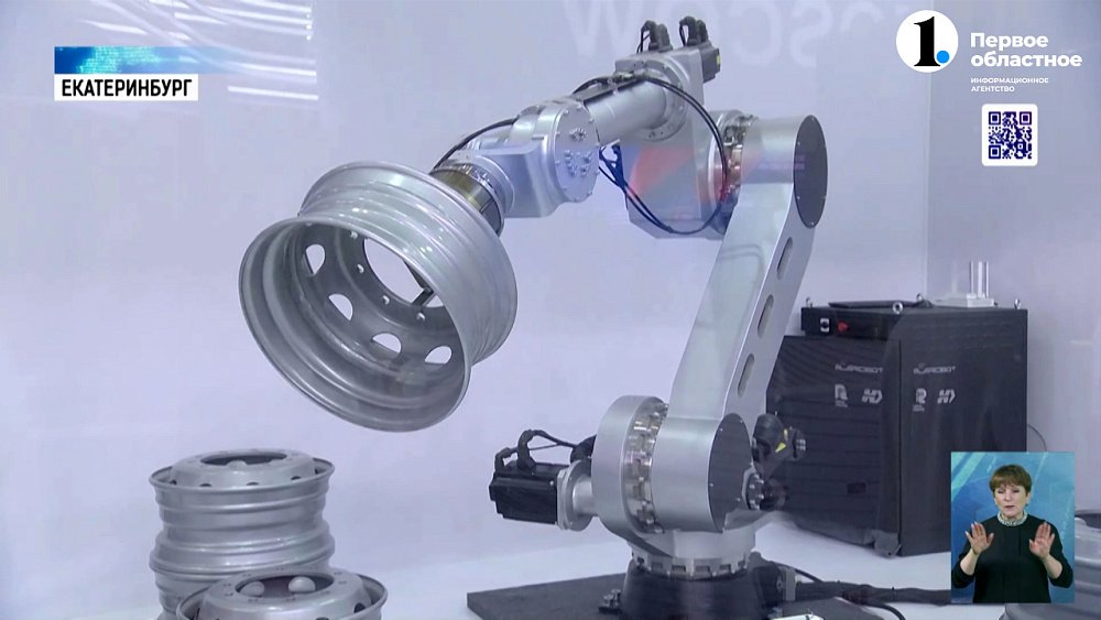 Алексей Текслер работает на «Иннопроме-2023»