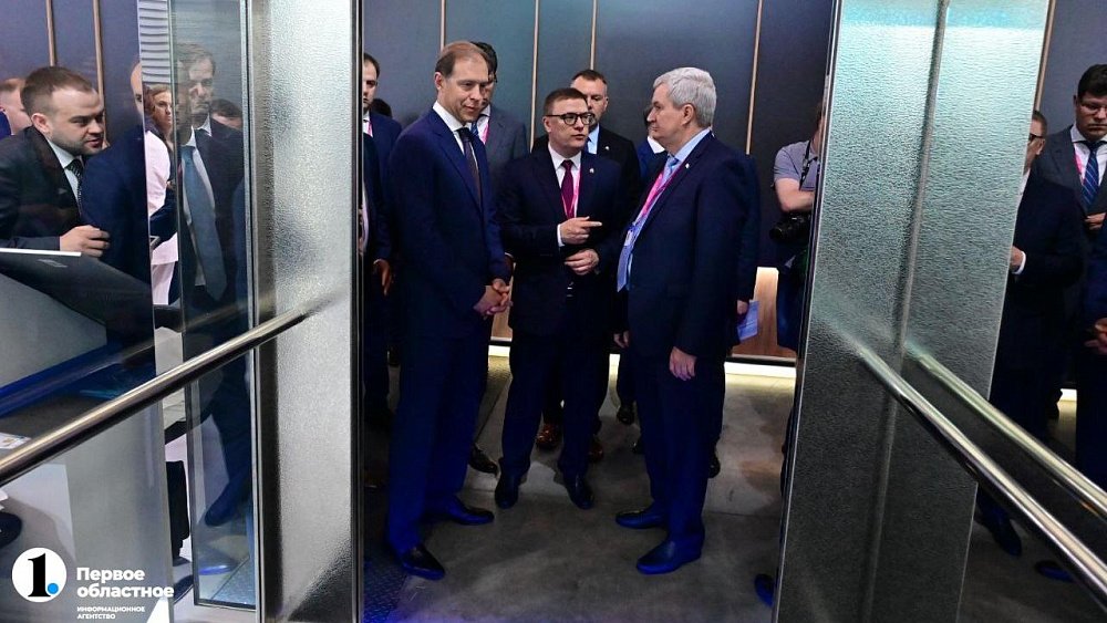 Челябинский скоростной лифт показали главе Минпромторга на «Иннопроме»