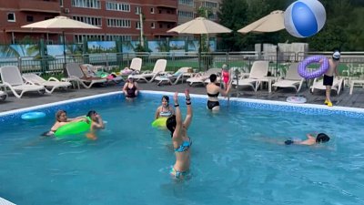 Челябинцы спасаются от жары в открытых бассейнах