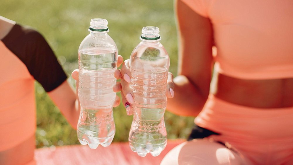 Воду из пластиковой тары опасно пить в жаркую погоду