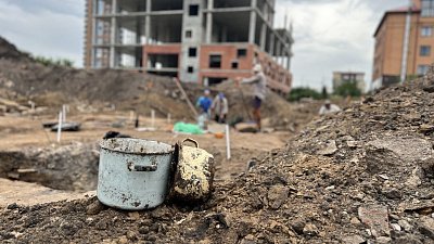 На раскопках в Челябинске нашли царские монеты, погоны прапорщика и портфель