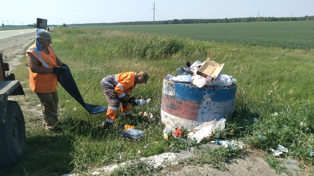 Дорожники Челябинской области отмечают рост скоплений мусора на обочинах