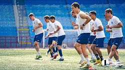 «Работаем над тактикой и „химией“» — футболисты «Челябинска» готовятся к старту нового сезона