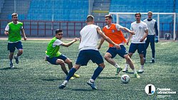 «Работаем над тактикой и „химией“» — футболисты «Челябинска» готовятся к старту нового сезона