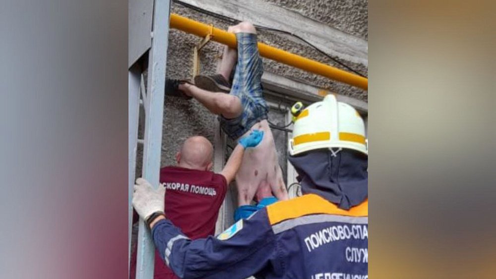 В Магнитогорске мужчина застрял вниз головой между фасадом дома и газовой трубой