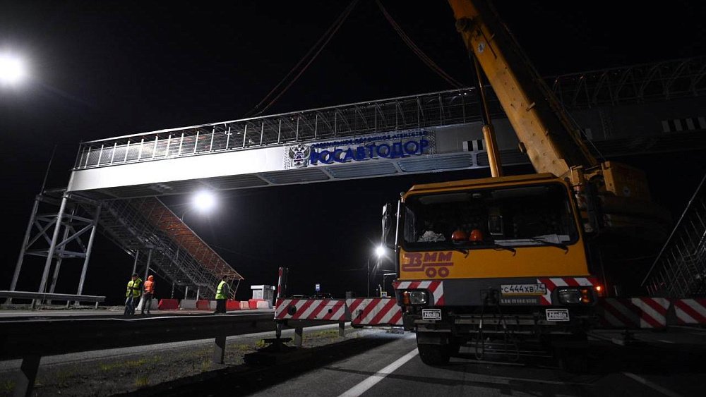 В Челябинской области за одну ночь построили пешеходный путепровод