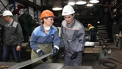 Ирина Текслер вручила награды лучшим сотрудникам Ашинского металлургического завода