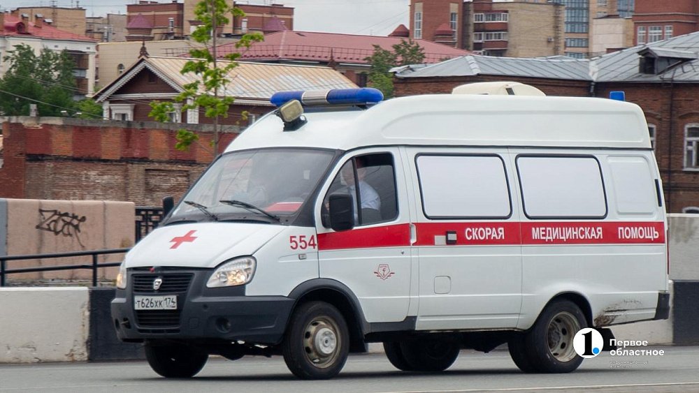 Мужчина пострадал в тройном ДТП с опрокидыванием автомобиля в Челябинске