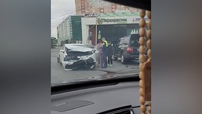 В Челябинске столкнулись две иномарки