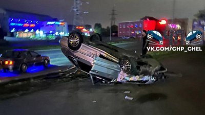 В Челябинске ночью автомобиль перевернулся после ДТП