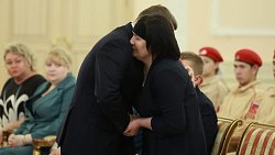 Алексей Текслер вручил семье погибшего на СВО полковника звезду Героя России