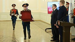 Алексей Текслер вручил семье погибшего на СВО полковника звезду Героя России