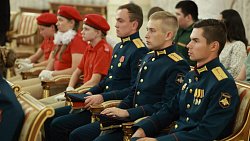 Алексей Текслер вручил семье погибшего на СВО полковника звезду Героя России