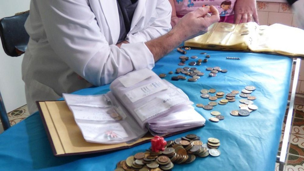 Челябинские врачи показали коллекцию случайно проглоченных вещей